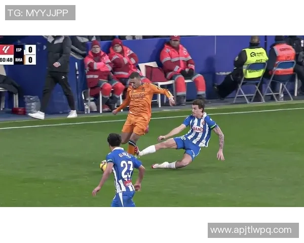 意甲赛场惊现冷门皇马以3-0战胜多特蒙德红牌事件引发全场热议