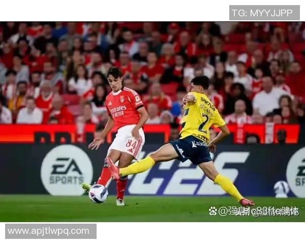 世界杯焦点战曼联与本菲卡战成平局神奇扑救成比赛转折点分析