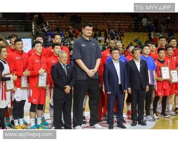 姚明与欧尼尔的巅峰对决：两位篮球巨星的传奇故事与影响力分析