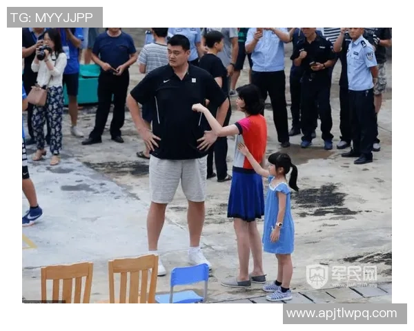 姚明与宝宝的温馨时刻：巨人之心与小小梦想的美好交融