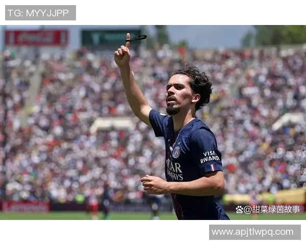 英超激战：那不勒斯与巴黎圣日耳曼握手言和帽子戏法引发全场热潮