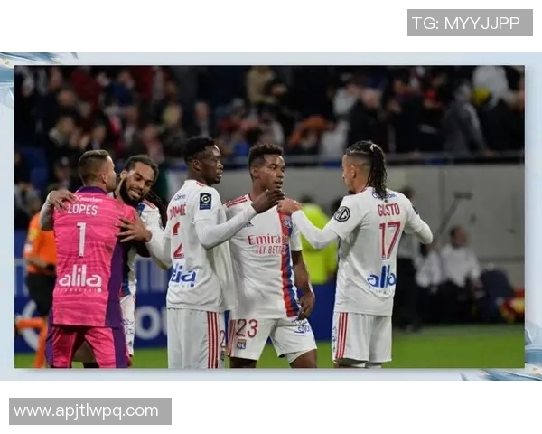 欧冠精彩对决：里昂绝杀巴萨全场沸腾瞬间回顾与分析