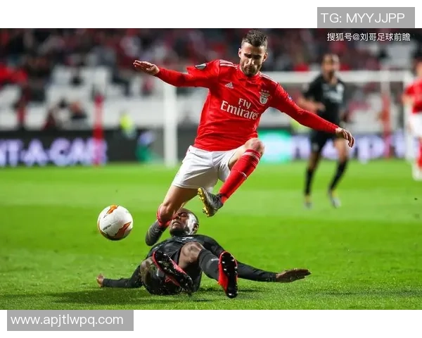 足总杯惊天逆转本菲卡2-1战胜巴萨全场沸腾